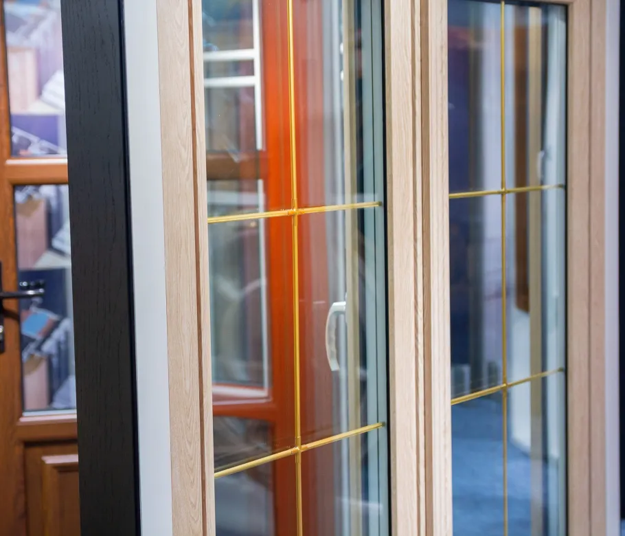 Vari modelli di finestre nella sala espositiva del negozio settore costruzioni